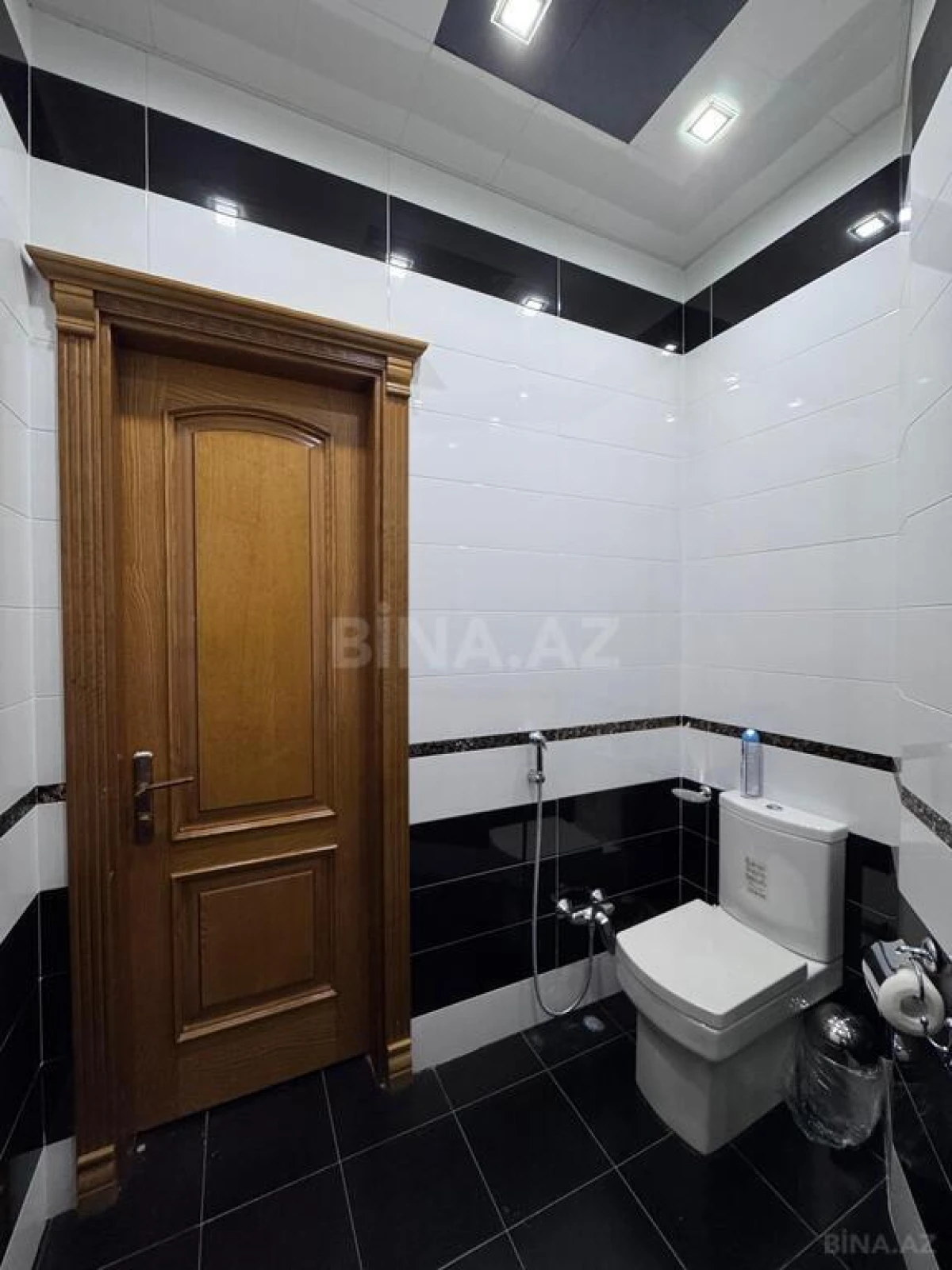 Satılır 20 otaqlı həyət evi 1032 m²
