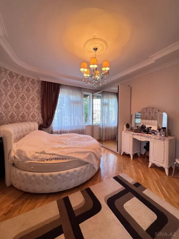Satılır 4 otaqlı mənzil 203 m²