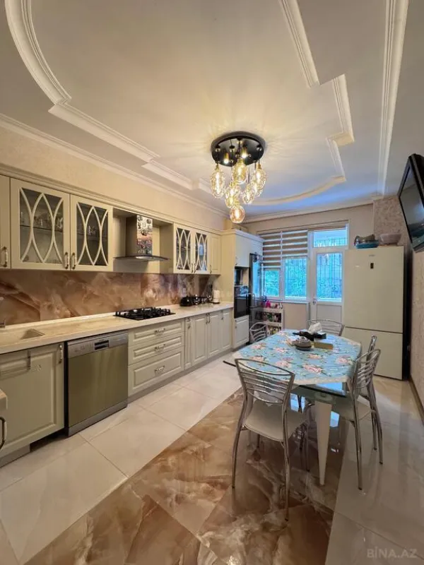 Satılır 4 otaqlı mənzil 203 m²