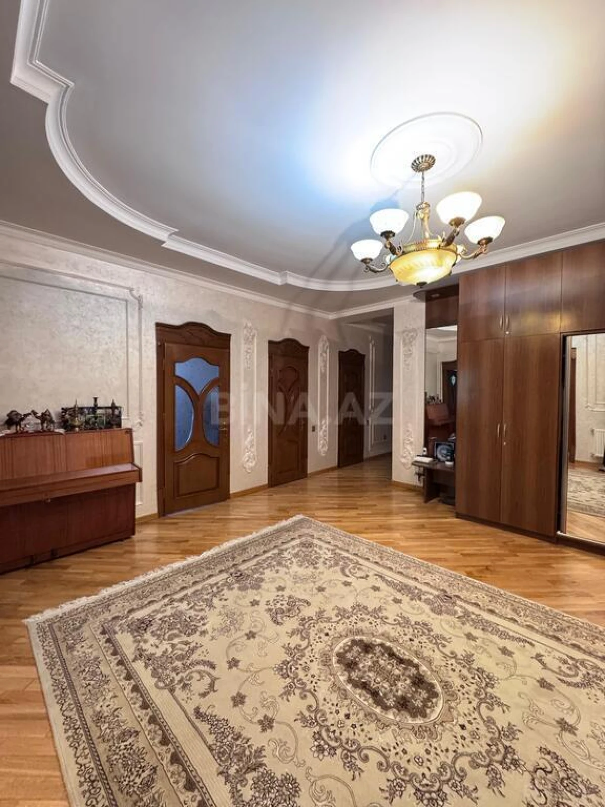 Satılır 4 otaqlı mənzil 203 m²