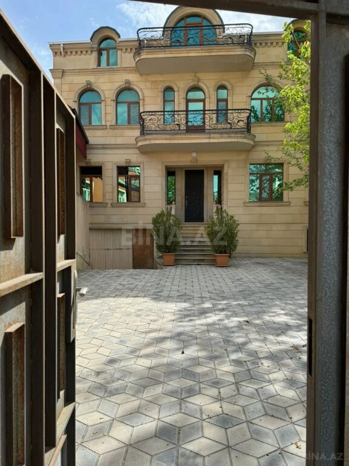 Satılır 5 otaqlı həyət evi 500 m²