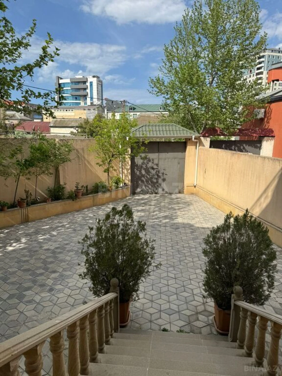 Satılır 5 otaqlı həyət evi 500 m²