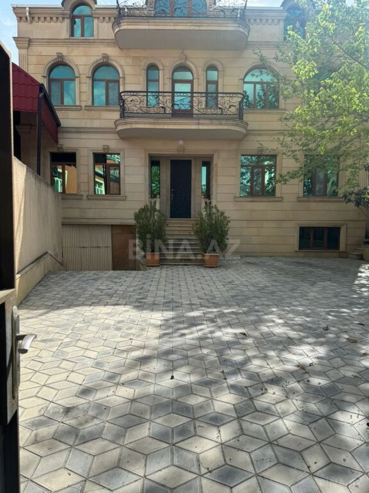 Satılır 5 otaqlı həyət evi 500 m²