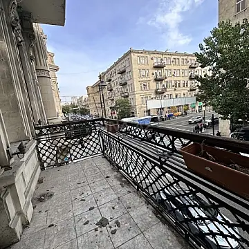 Satılır 6 otaqlı mənzil 220 m²