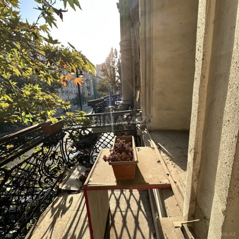 Satılır 6 otaqlı mənzil 220 m²