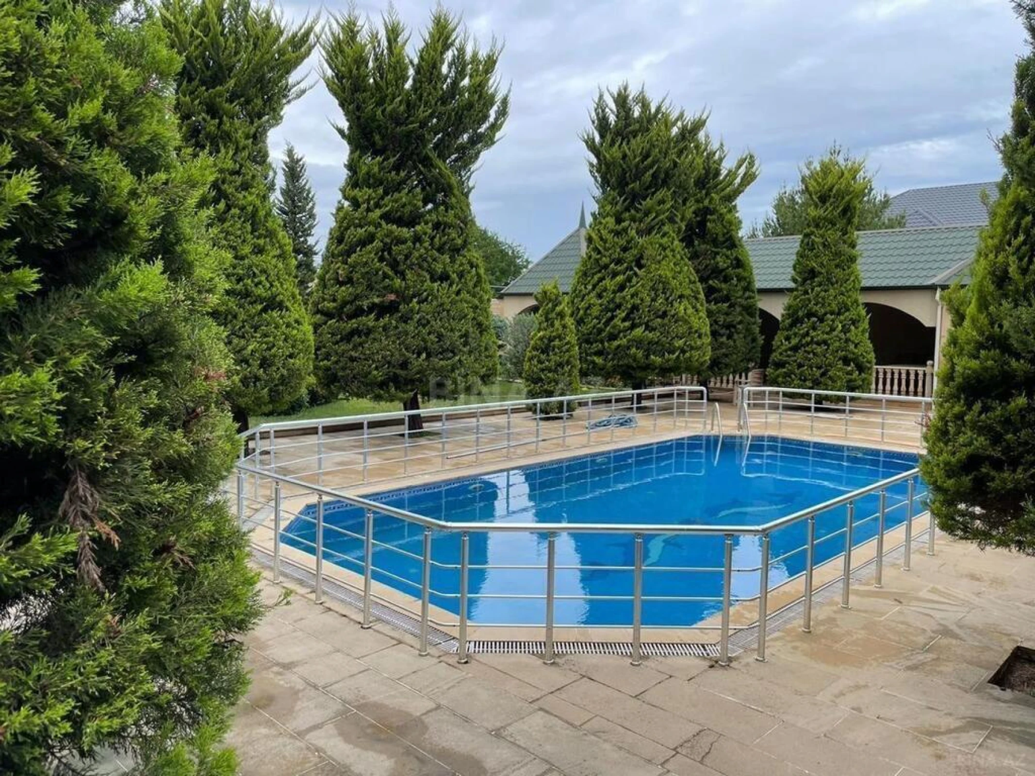 Kirayə verilir 6 otaqlı həyət evi 450 m²