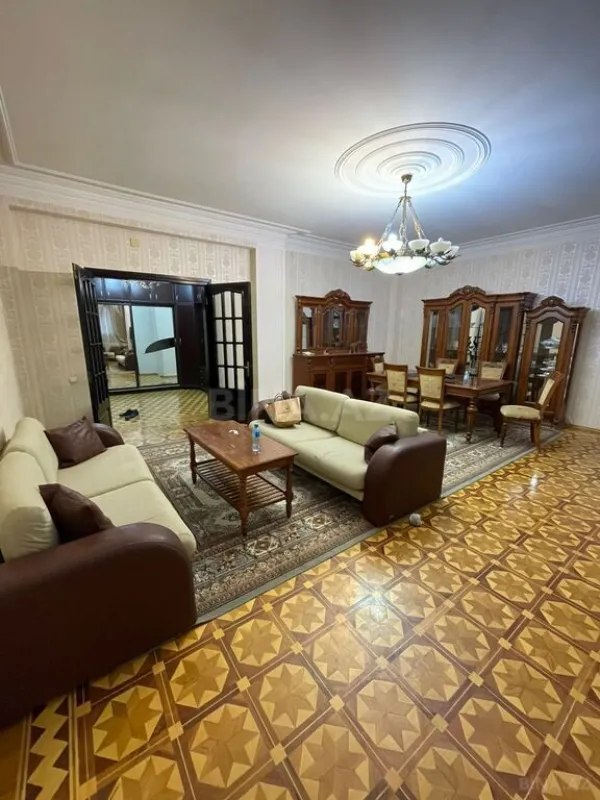 Kirayə verilir 3 otaqlı mənzil 160 m²