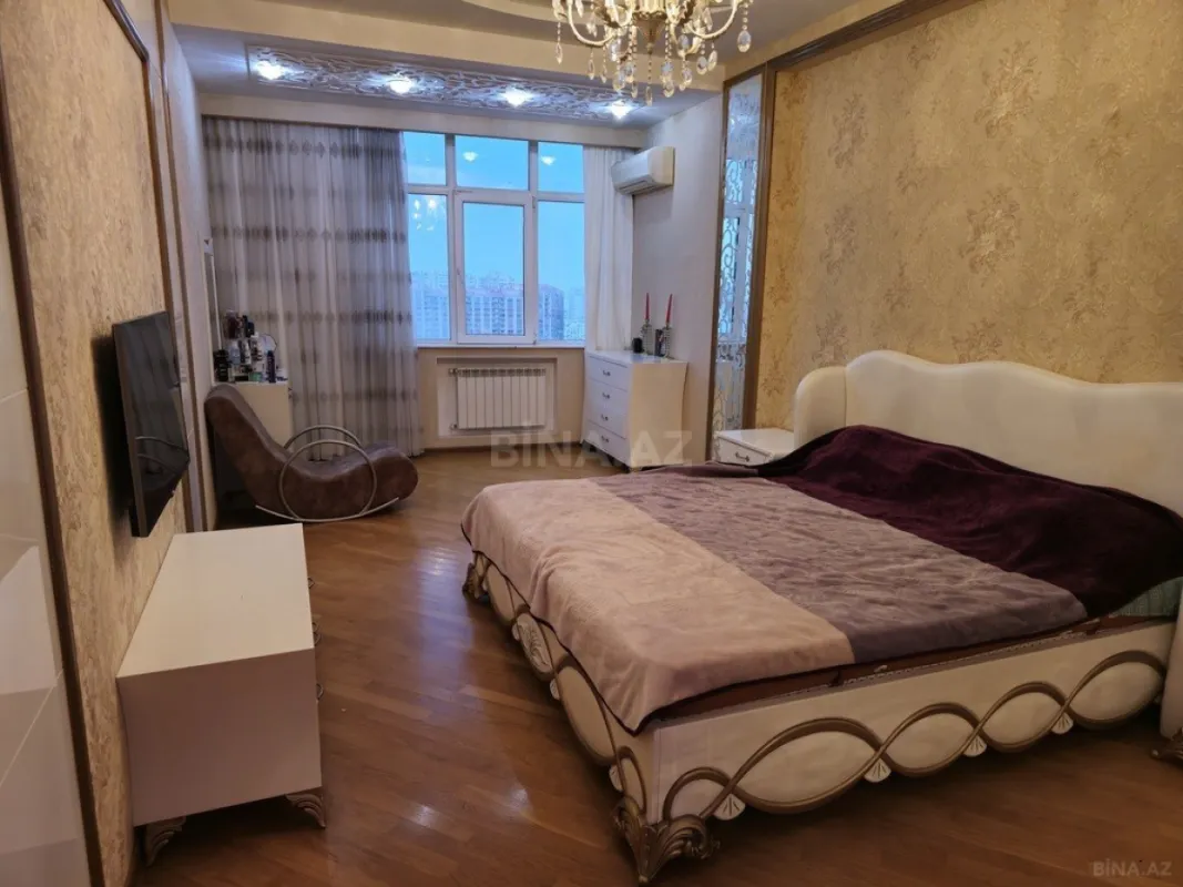 Satılır 4 otaqlı mənzil 179 m²