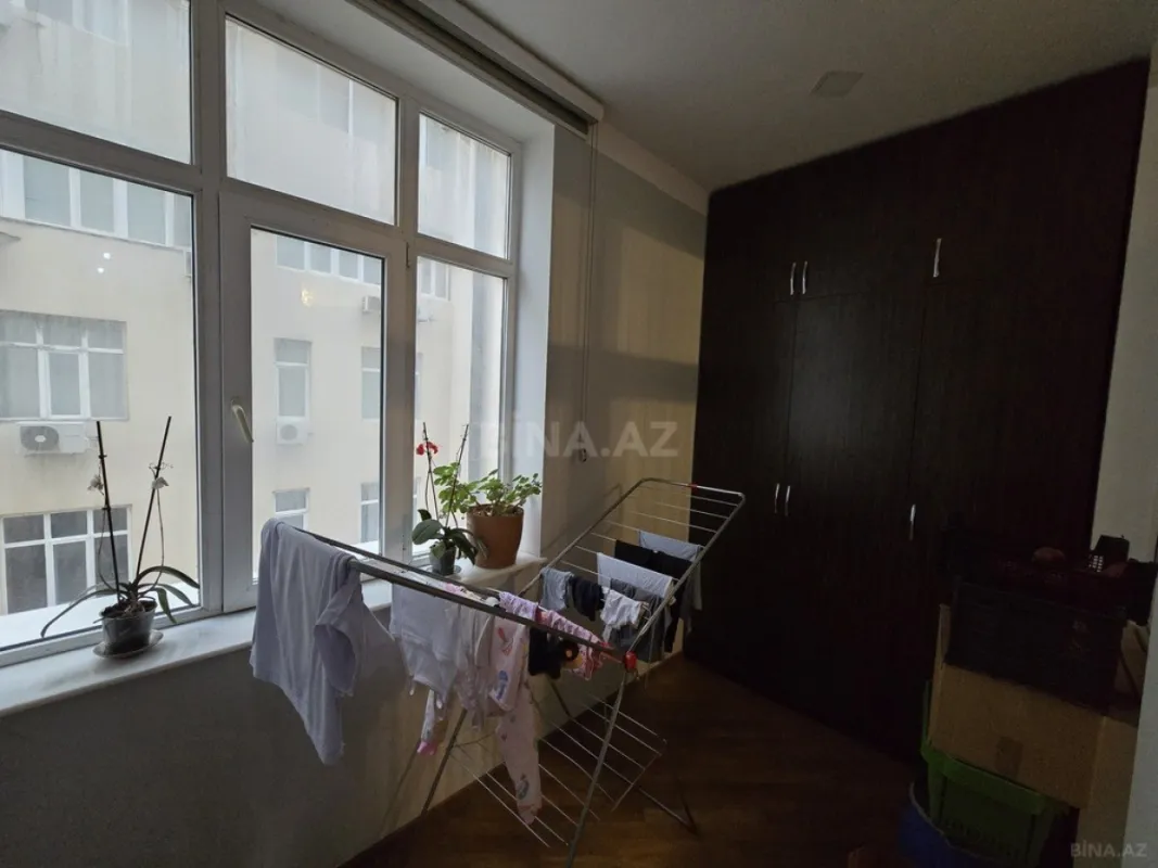 Satılır 4 otaqlı mənzil 179 m²