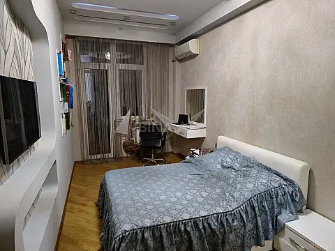 Satılır 4 otaqlı mənzil 179 m²