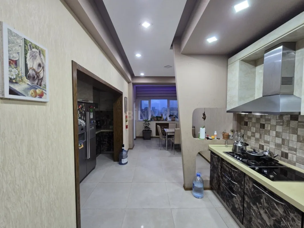 Satılır 4 otaqlı mənzil 179 m²
