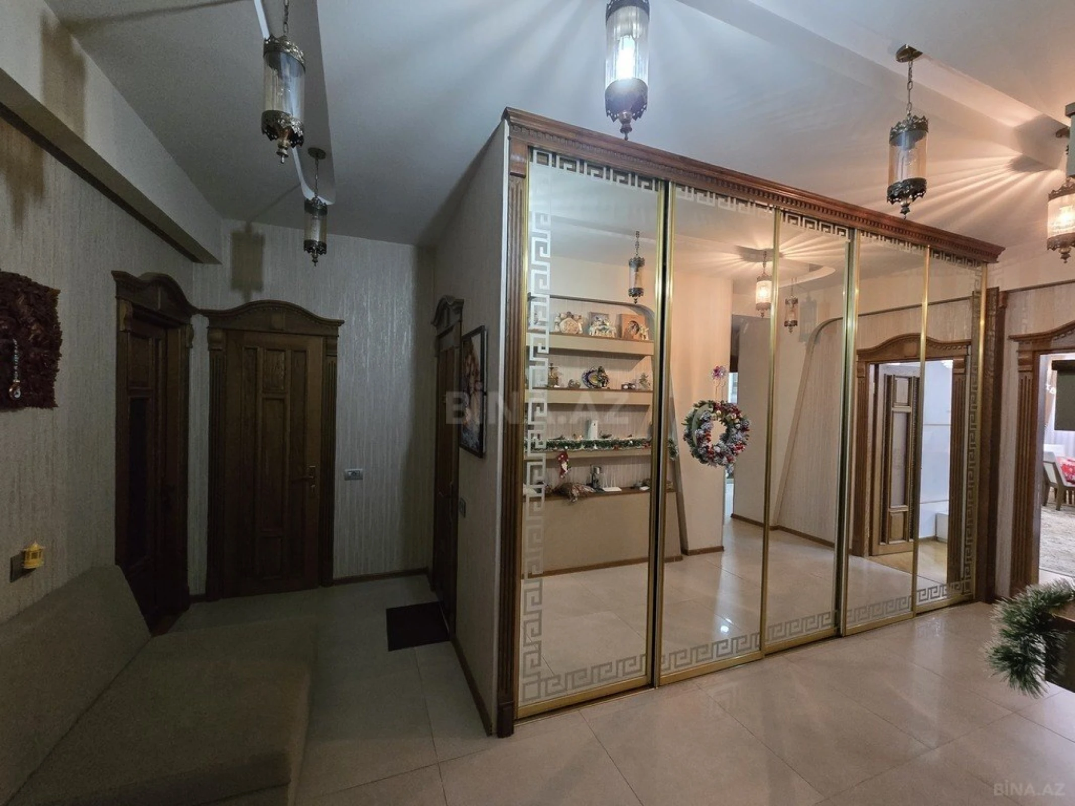 Satılır 4 otaqlı mənzil 179 m²