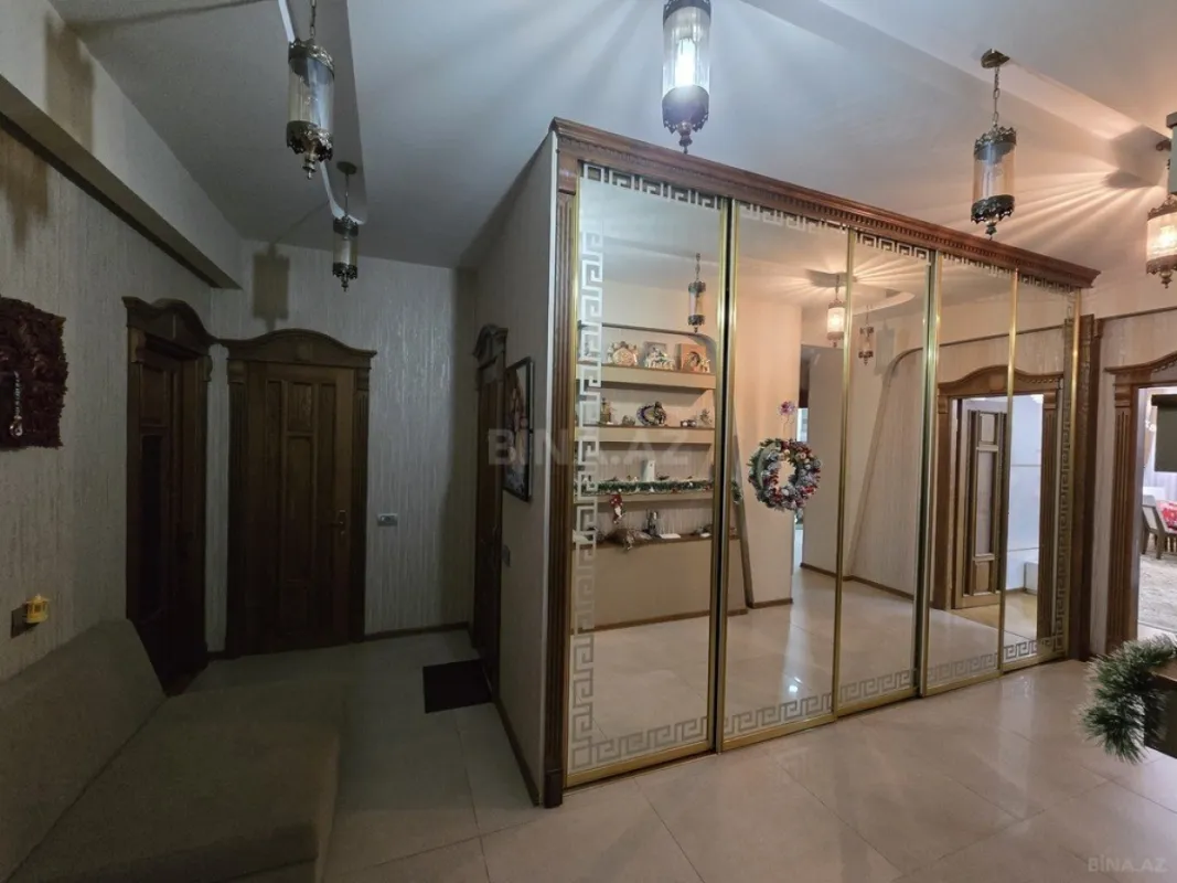 Satılır 4 otaqlı mənzil 179 m²