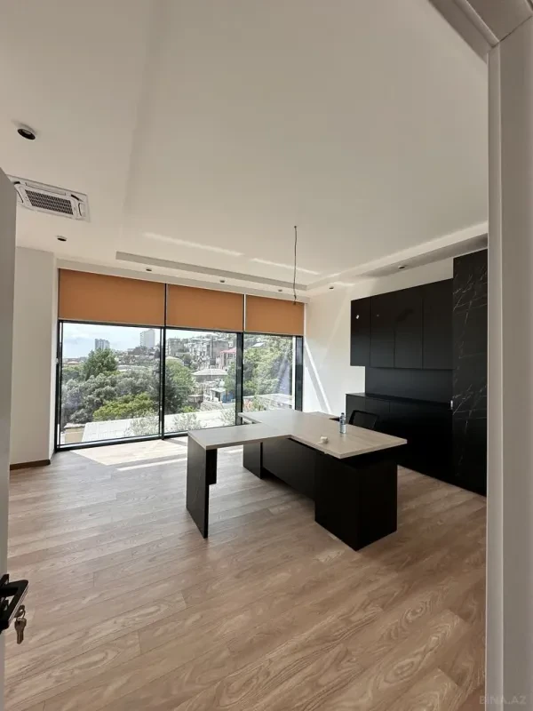 Satılır obyekt 263 m²