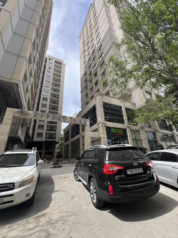 Satılır 4 otaqlı mənzil 238 m²