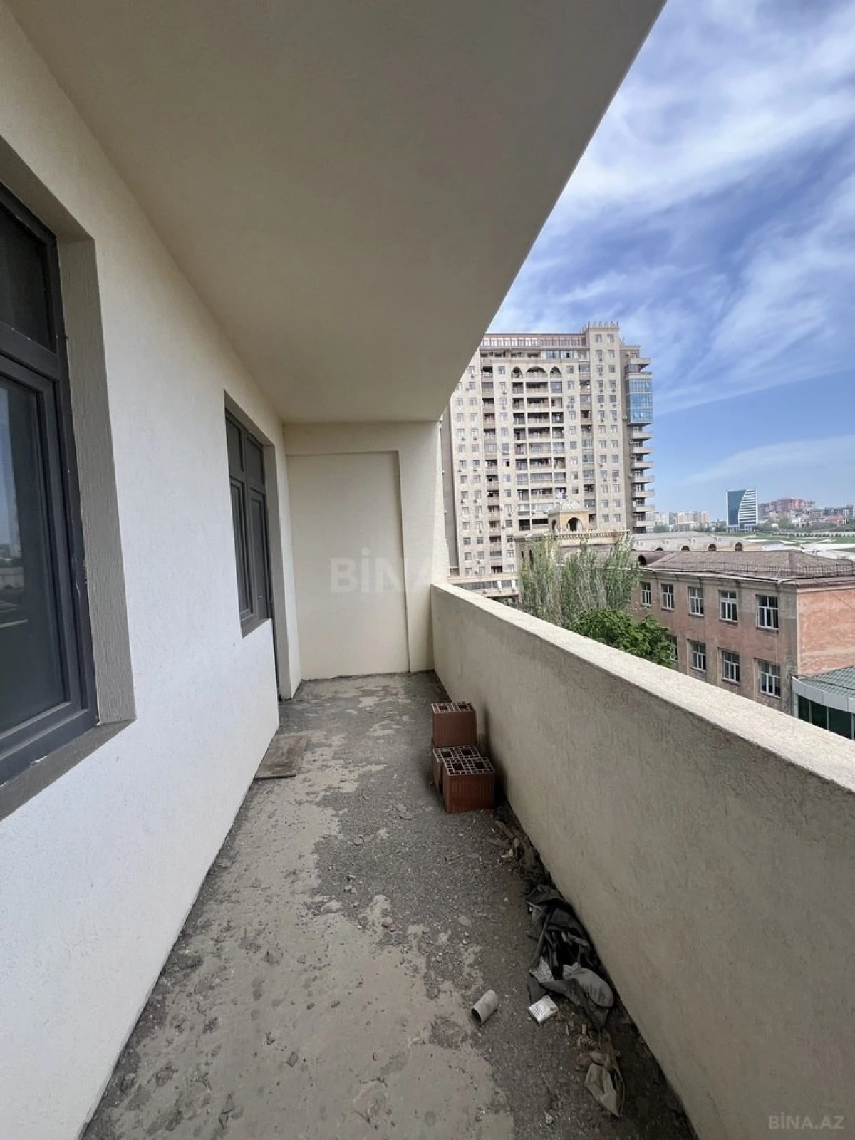 Satılır 4 otaqlı mənzil 238 m²