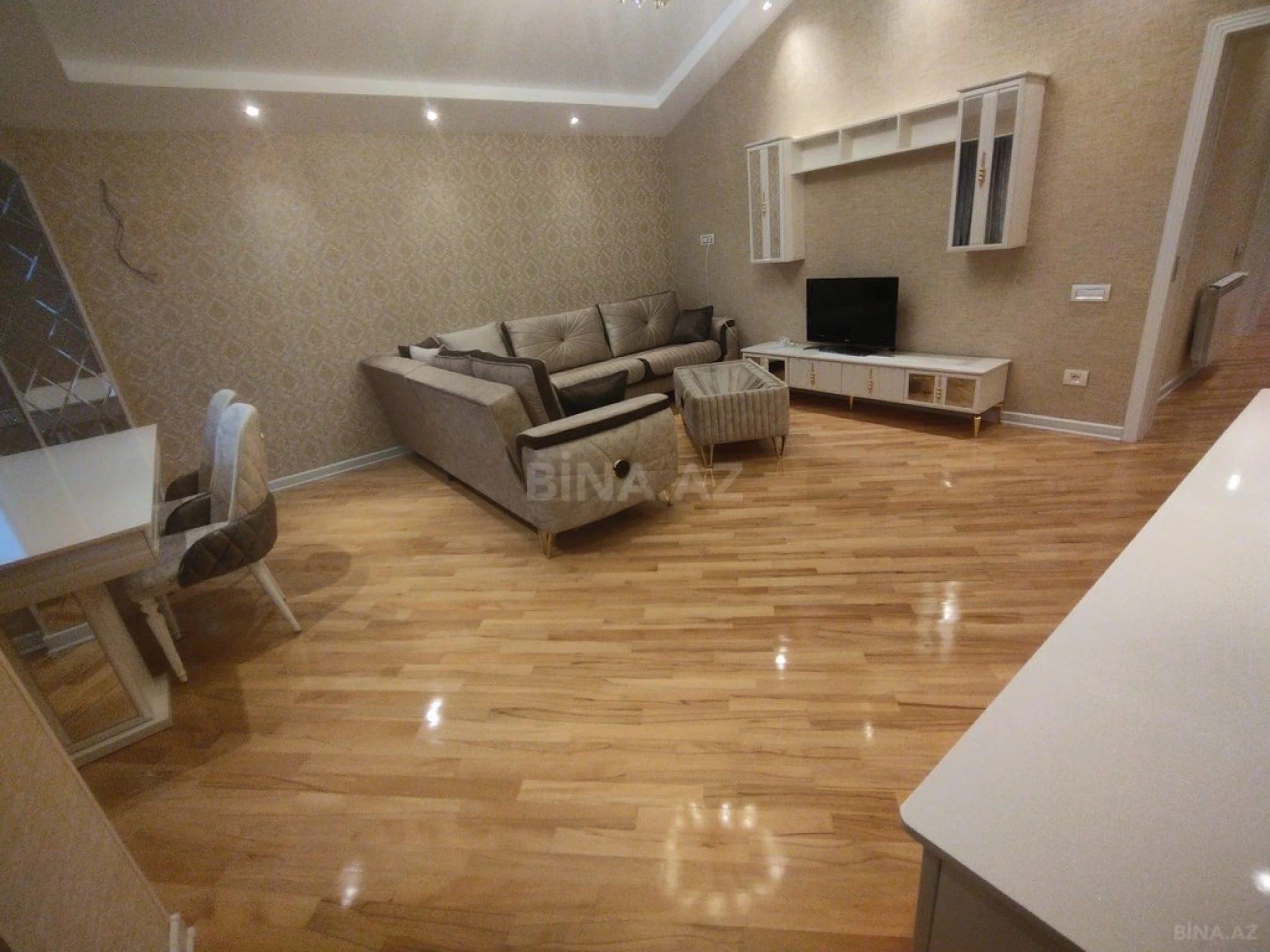 Satılır 4 otaqlı mənzil 185 m²