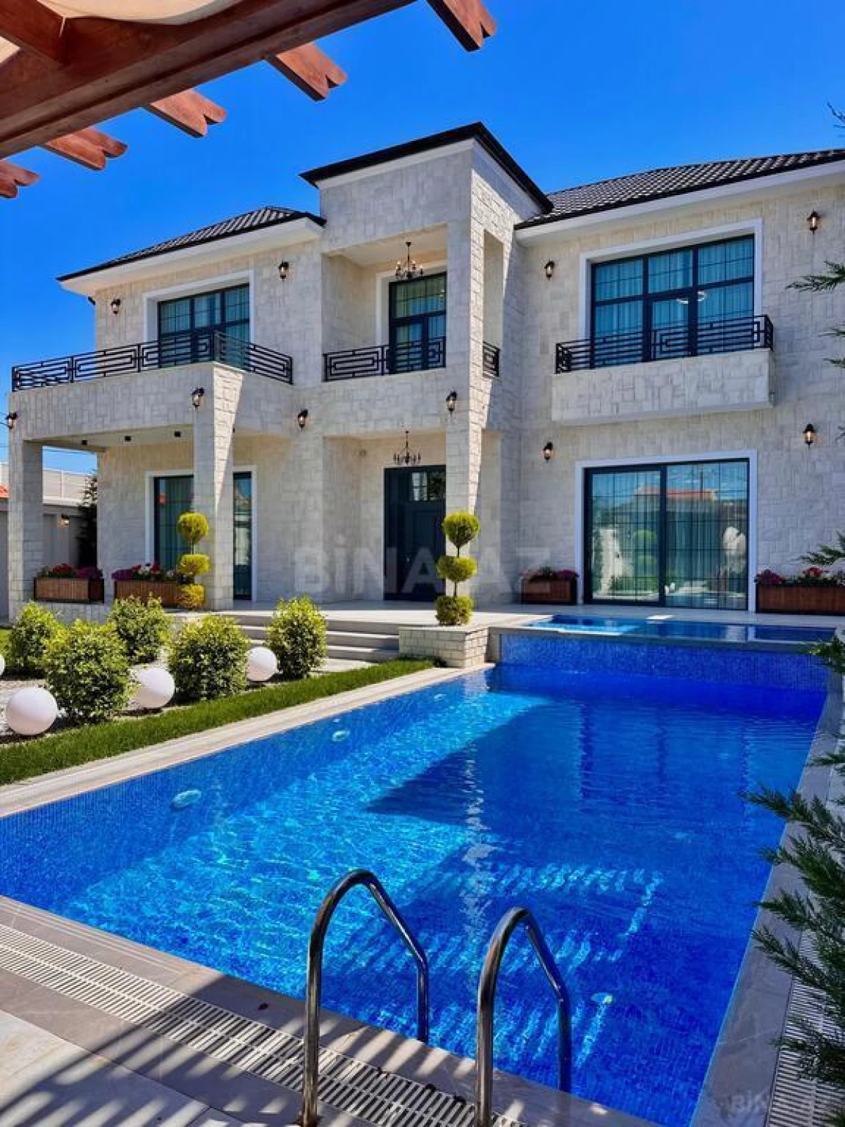 Satılır 6 otaqlı həyət evi 400 m²