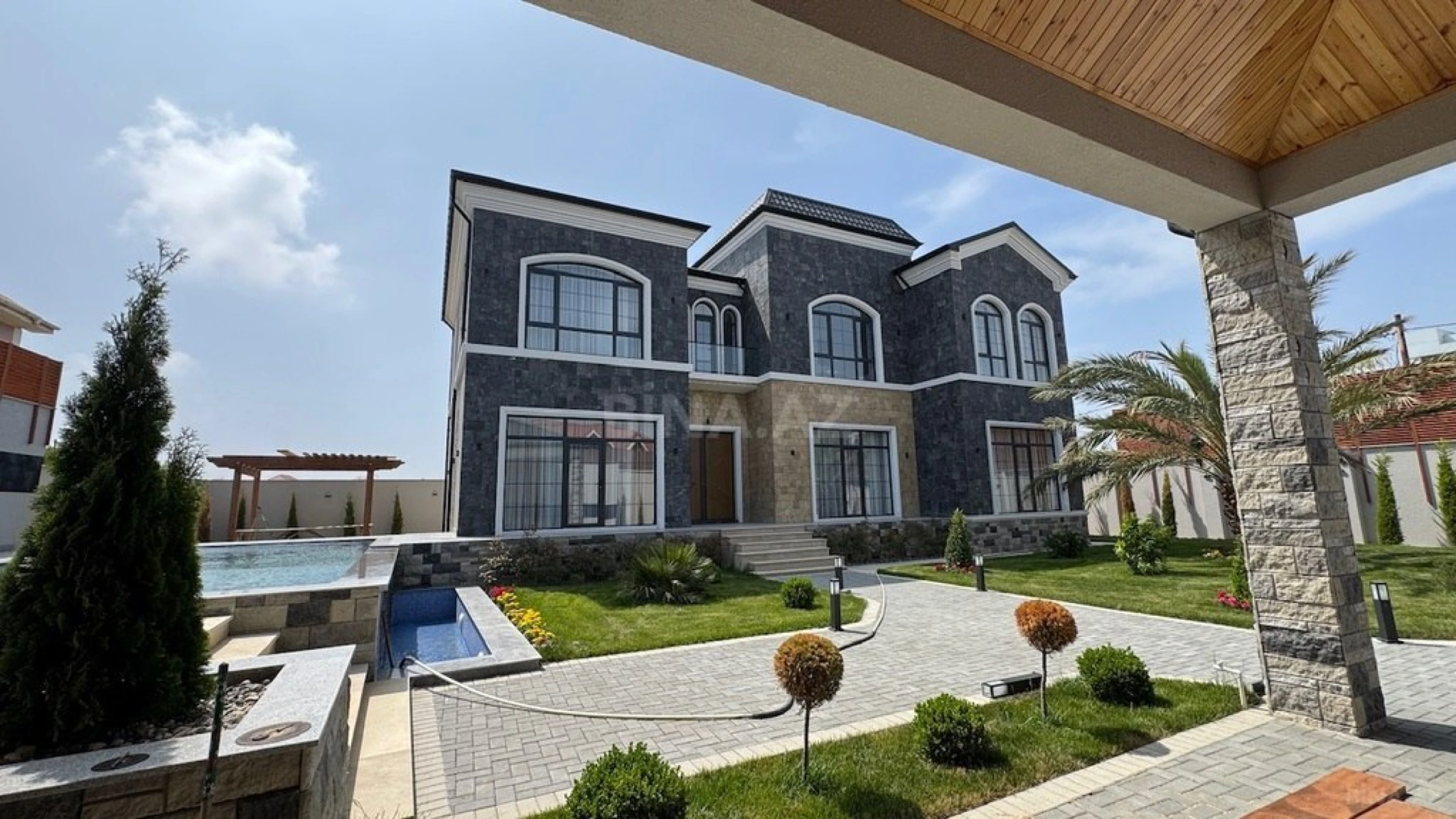 Satılır 6 otaqlı həyət evi 500 m²