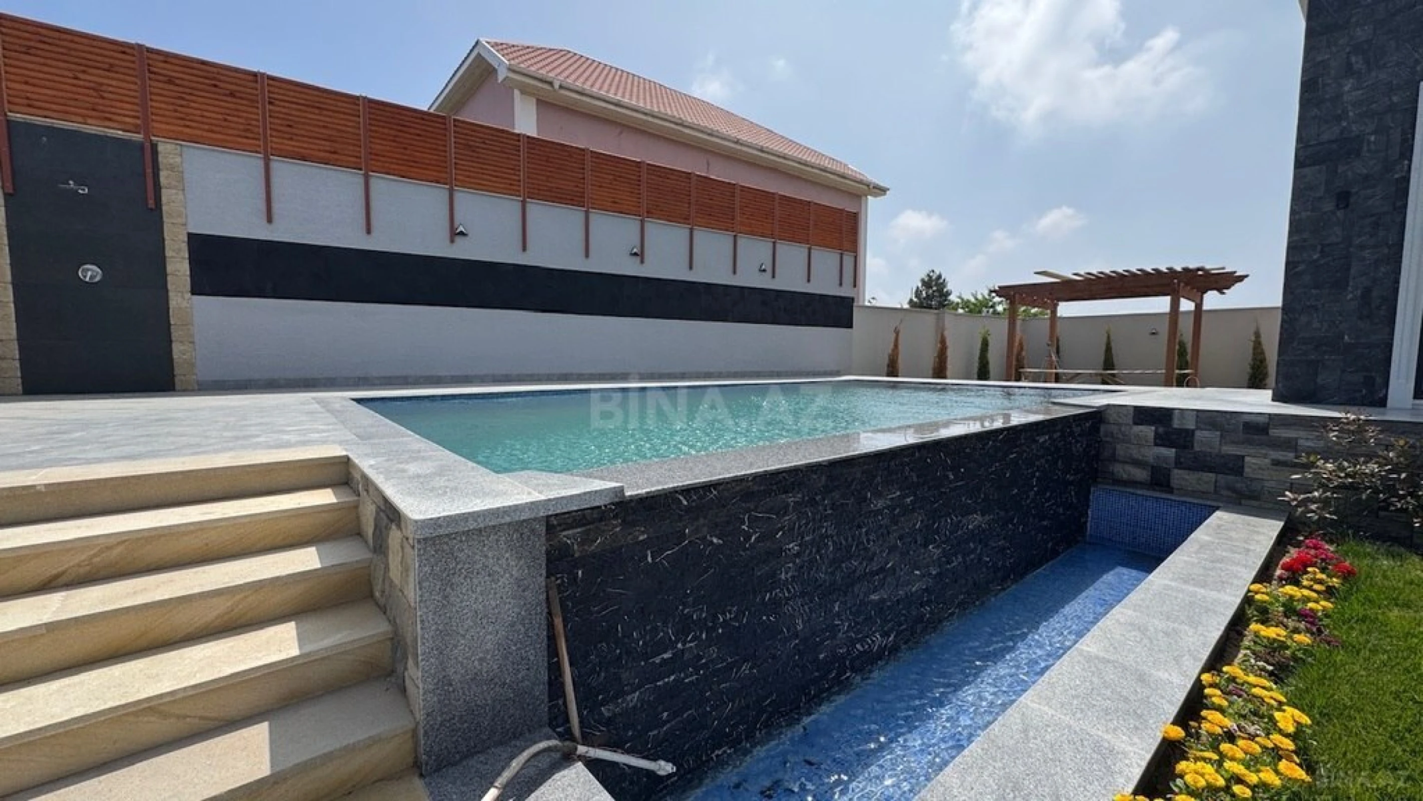 Satılır 6 otaqlı həyət evi 500 m²