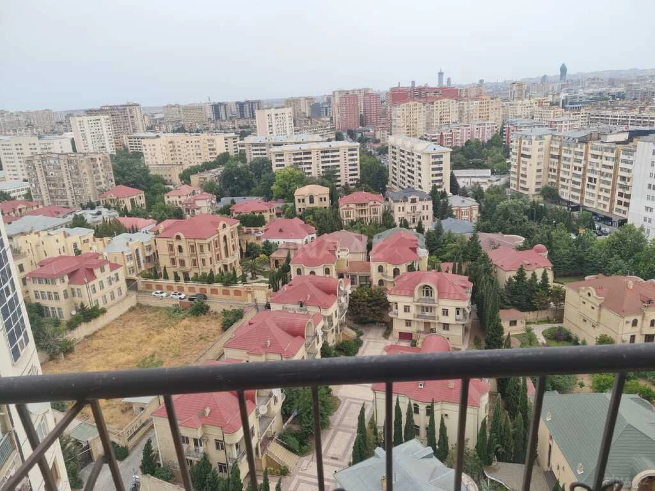 Satılır 4 otaqlı mənzil 145 m²
