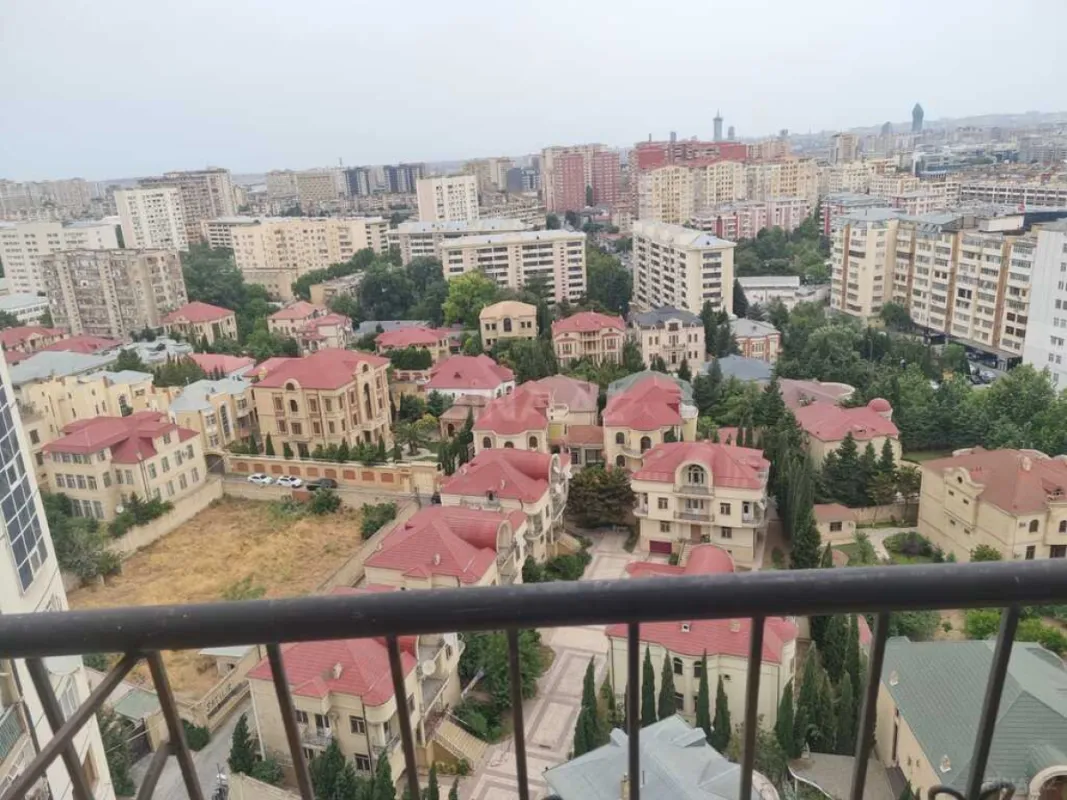 Satılır 4 otaqlı mənzil 145 m²