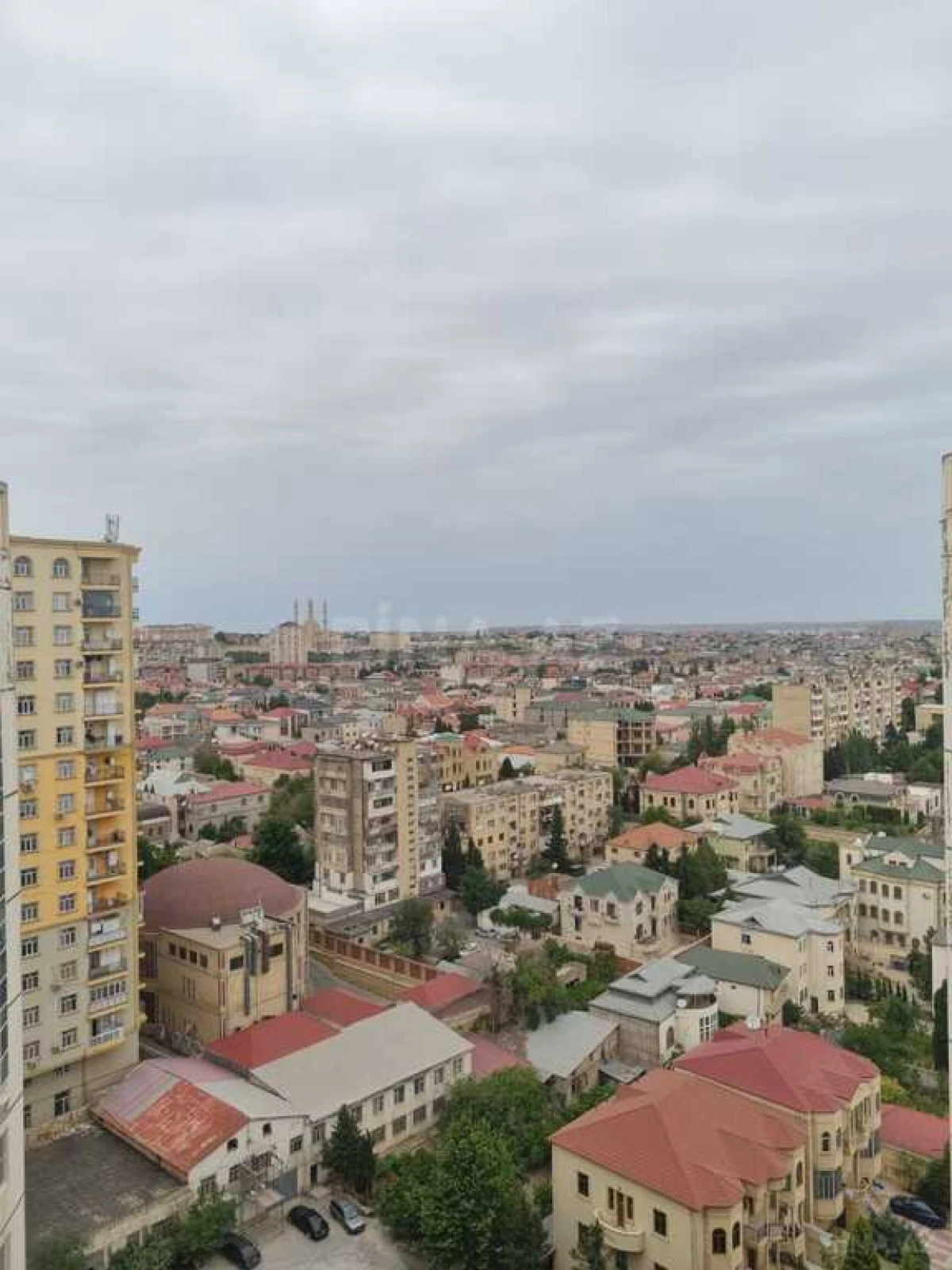 Satılır 4 otaqlı mənzil 145 m²