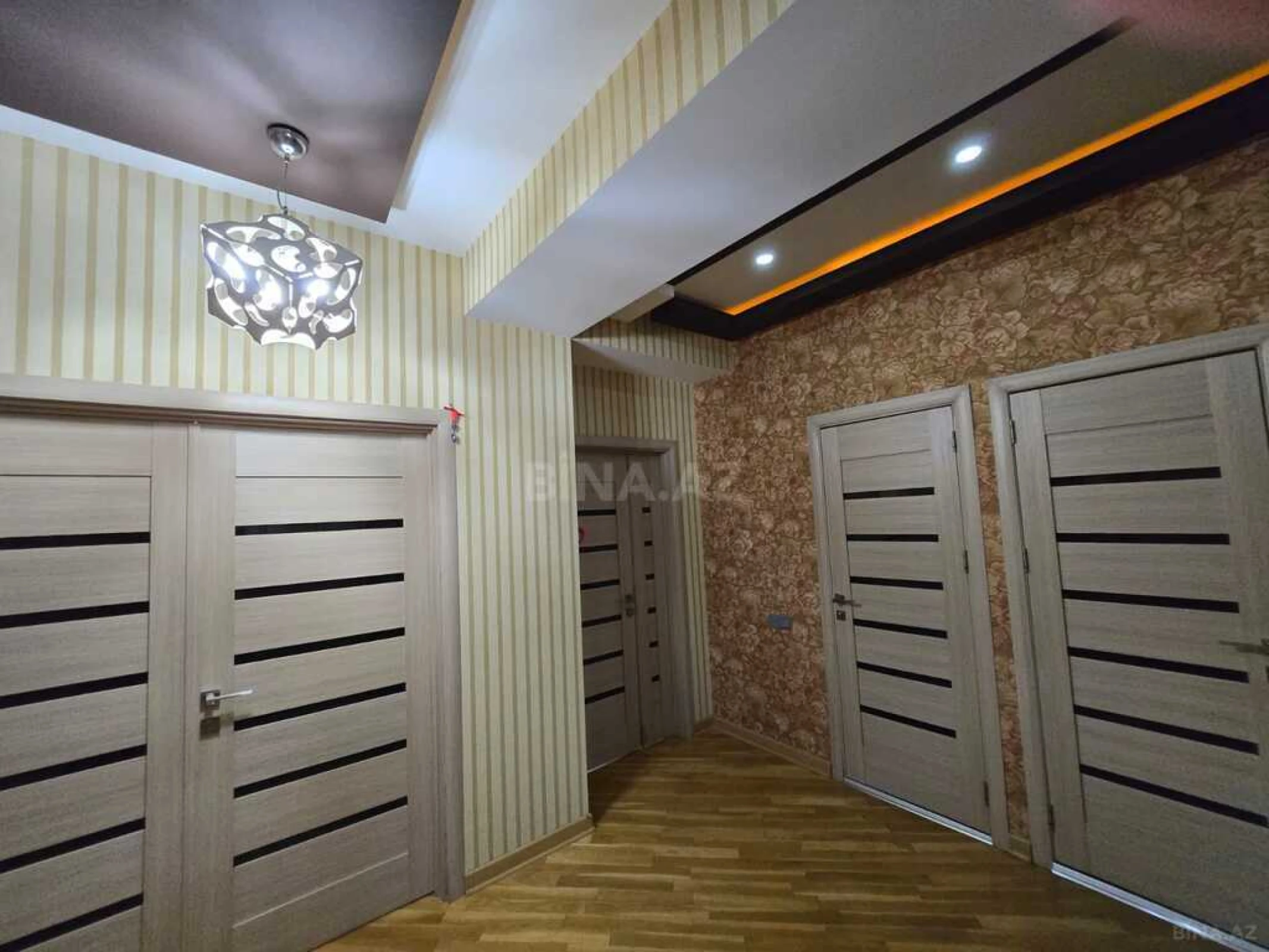 Satılır 4 otaqlı mənzil 145 m²