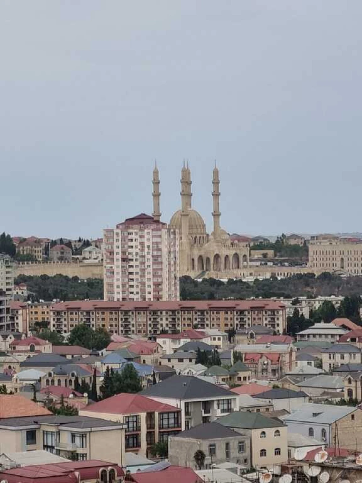 Satılır 4 otaqlı mənzil 145 m²