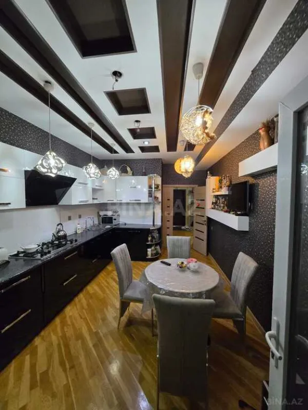 Satılır 4 otaqlı mənzil 145 m²