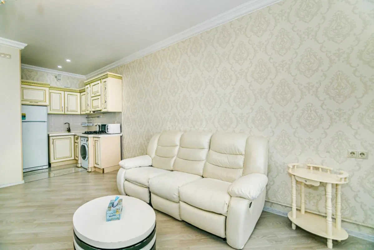 Kirayə verilir 2 otaqlı mənzil 105 m²