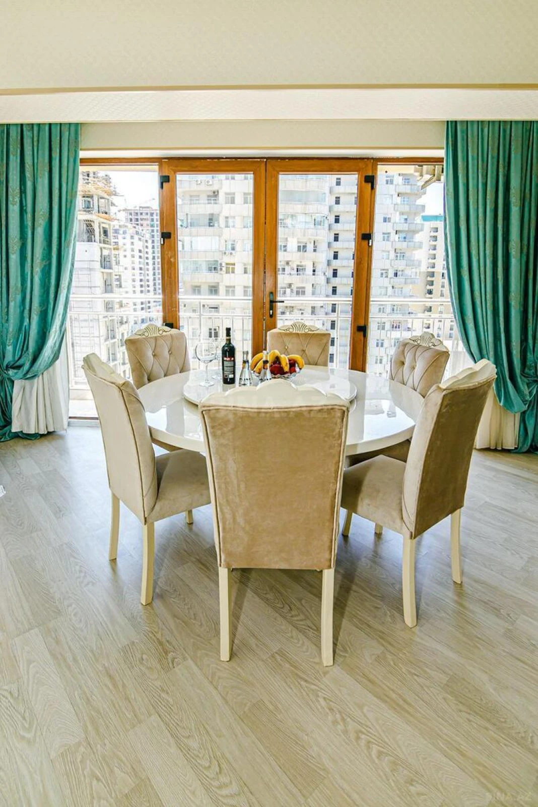 Kirayə verilir 2 otaqlı mənzil 105 m²