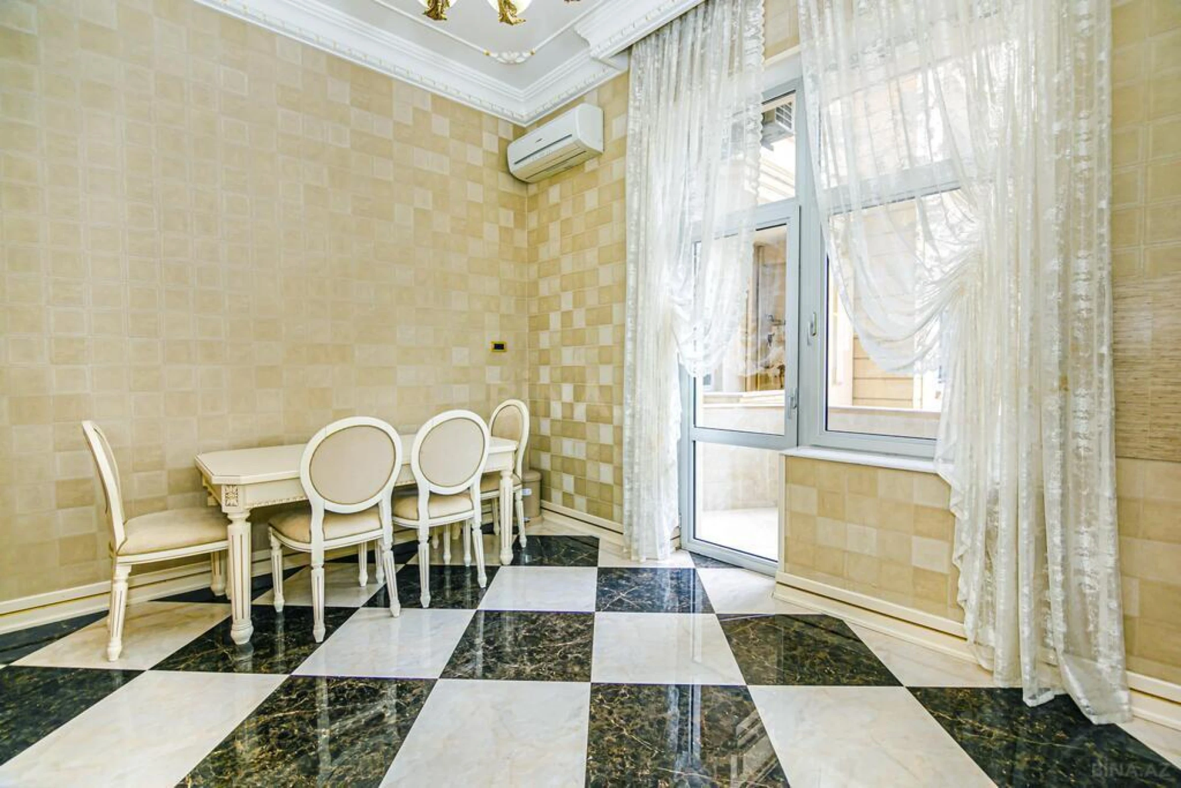 Kirayə verilir 3 otaqlı mənzil 180 m²