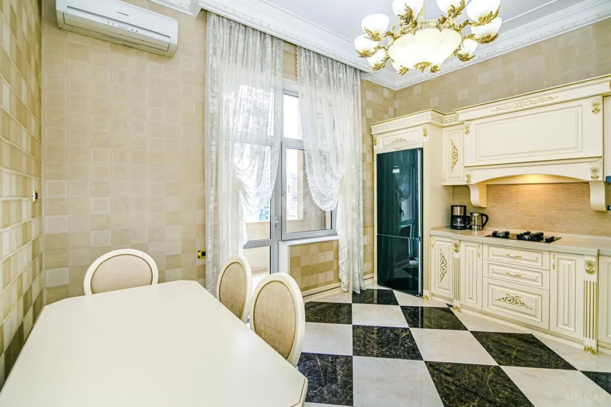 Kirayə verilir 3 otaqlı mənzil 180 m²