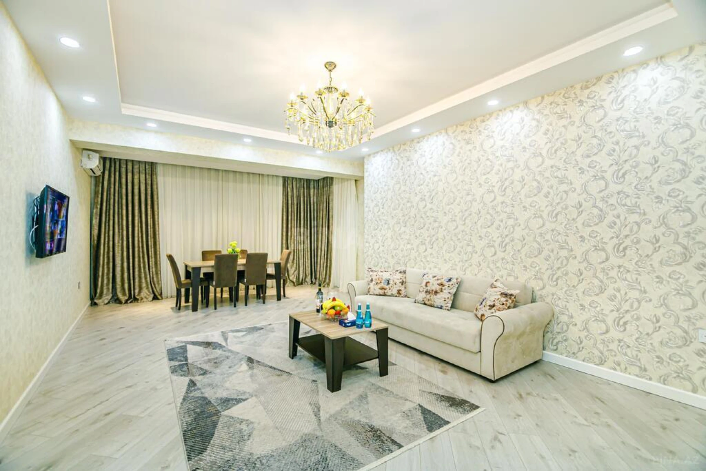 Kirayə verilir 2 otaqlı mənzil 130 m²