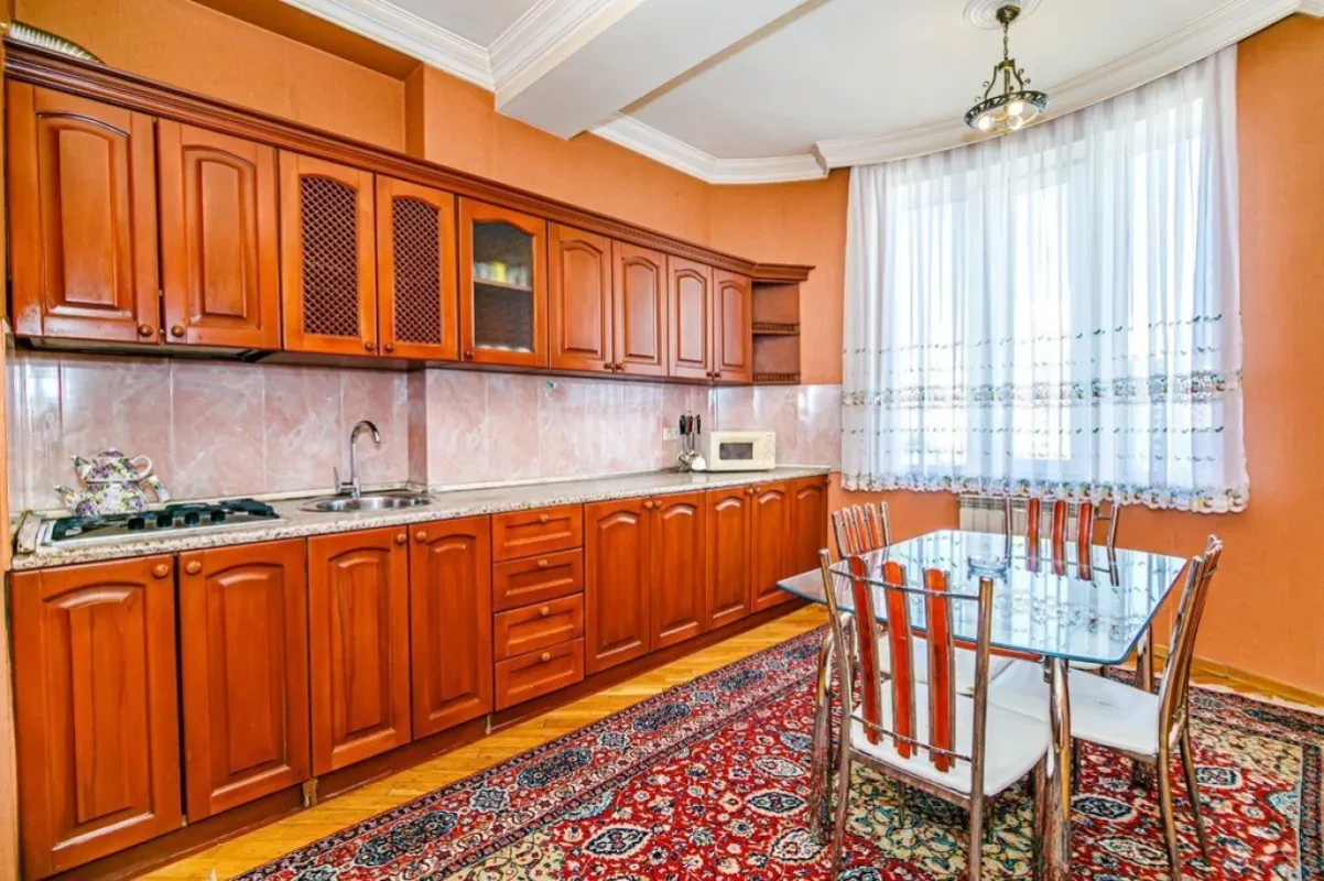 Kirayə verilir 3 otaqlı mənzil 160 m²
