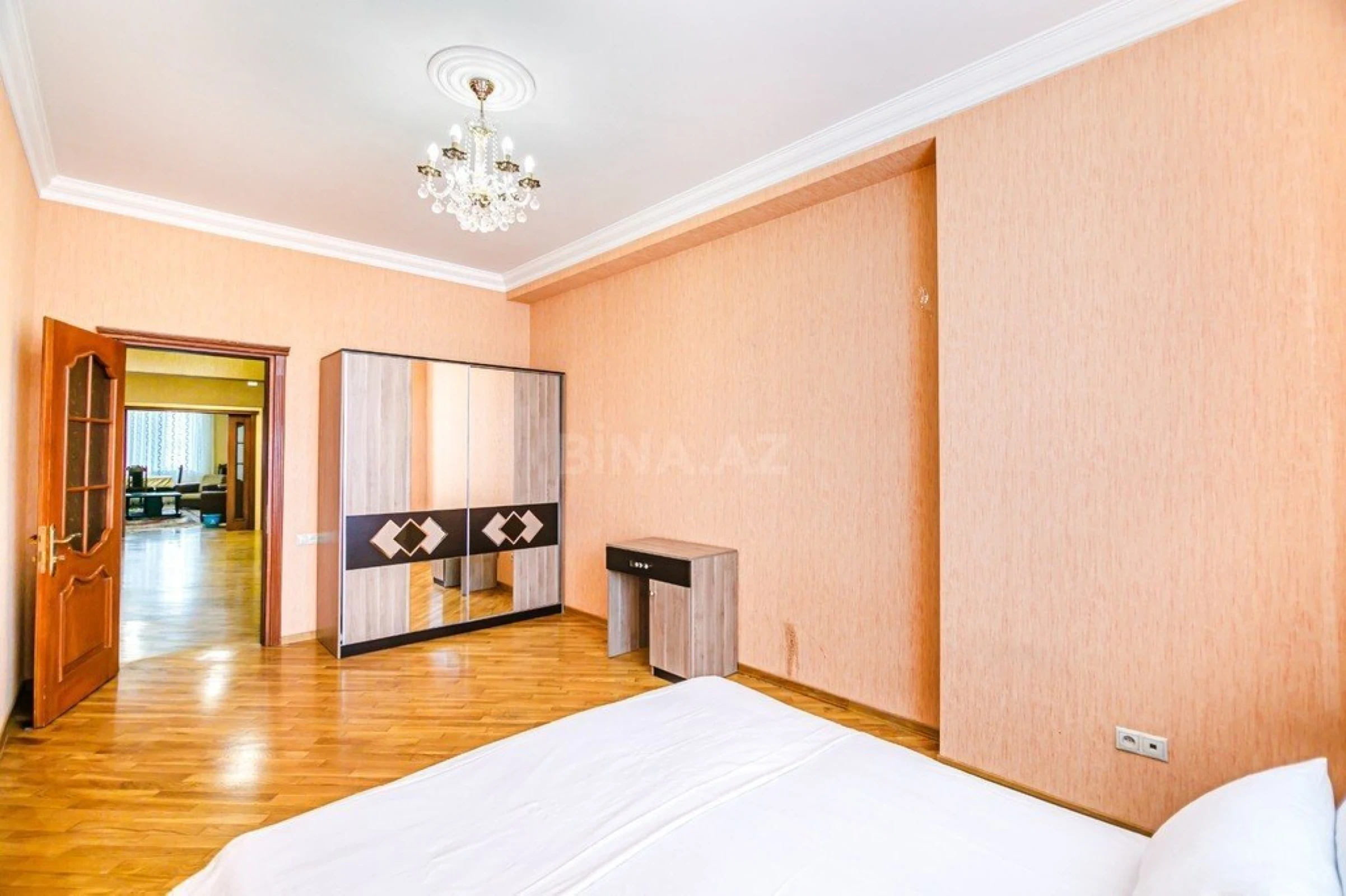 Kirayə verilir 3 otaqlı mənzil 160 m²