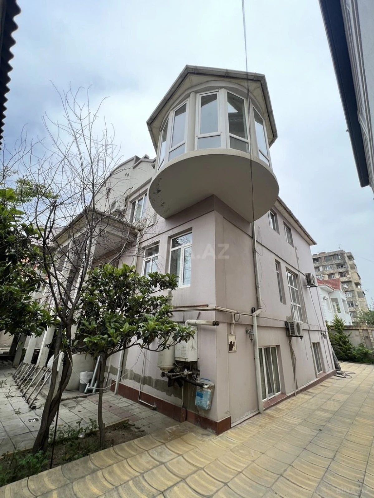 Satılır 10 otaqlı həyət evi 500 m²