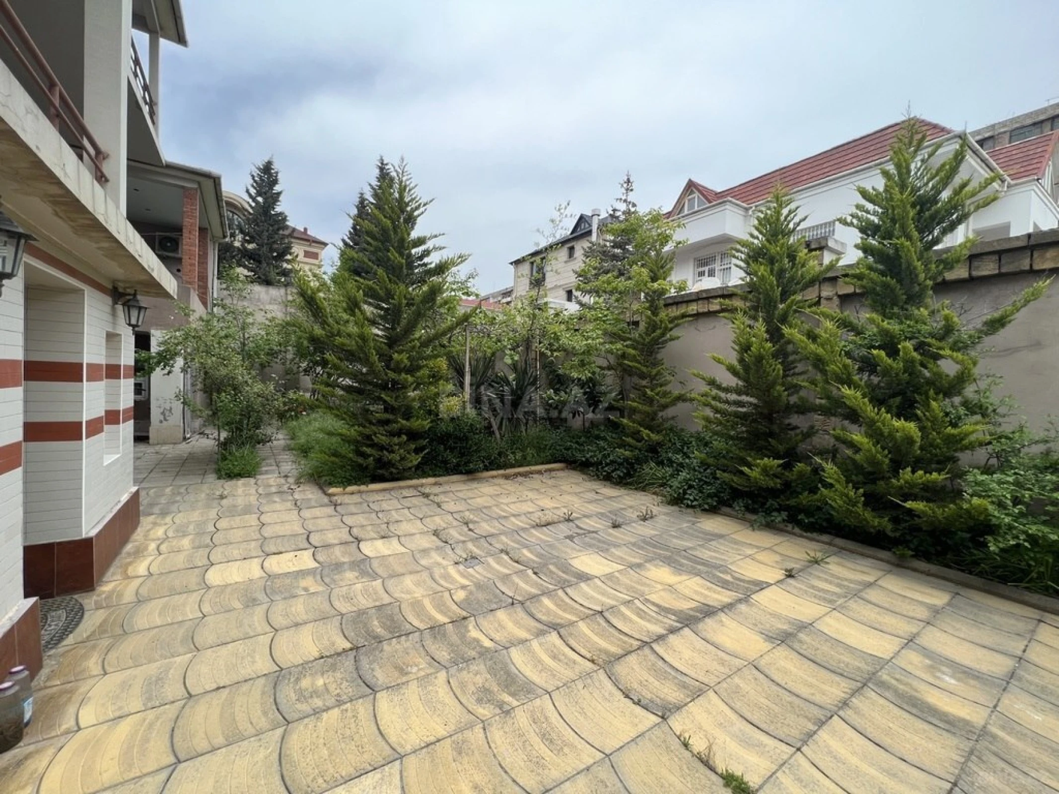 Satılır 10 otaqlı həyət evi 500 m²