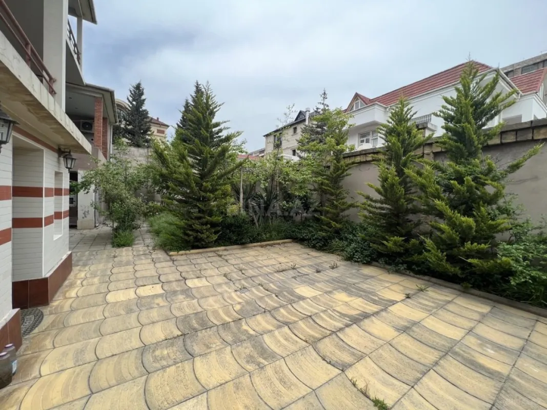 Satılır 10 otaqlı həyət evi 500 m²