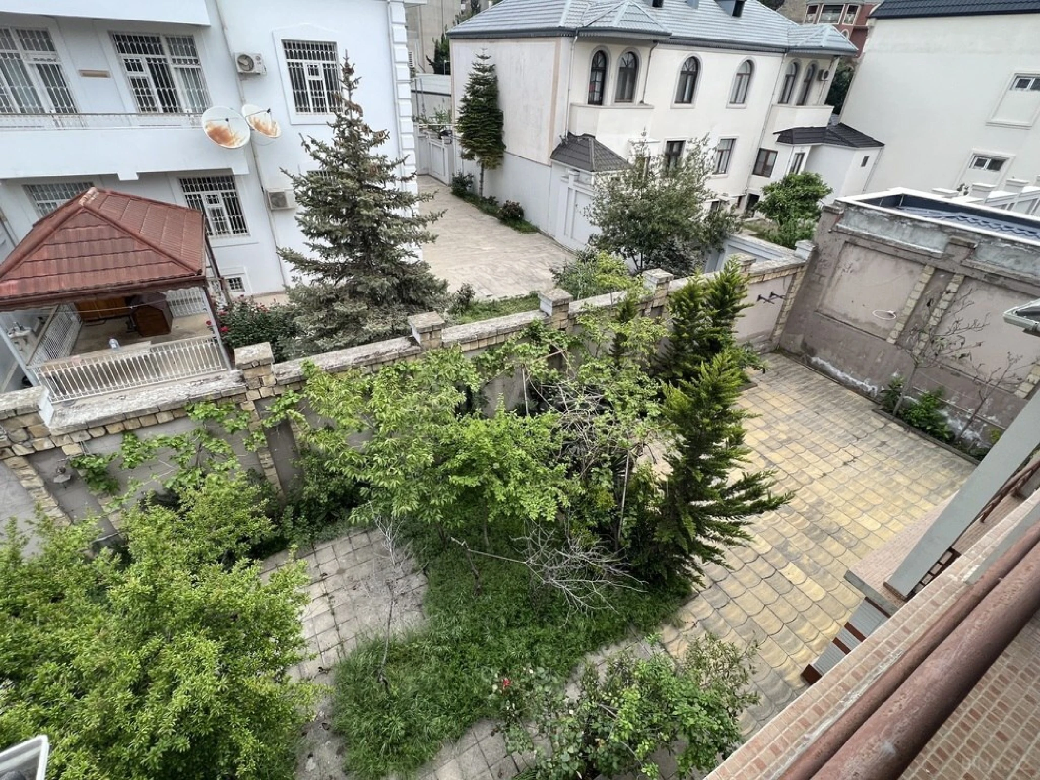 Satılır 10 otaqlı həyət evi 500 m²