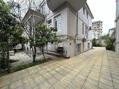 Satılır 10 otaqlı həyət evi 500 m²