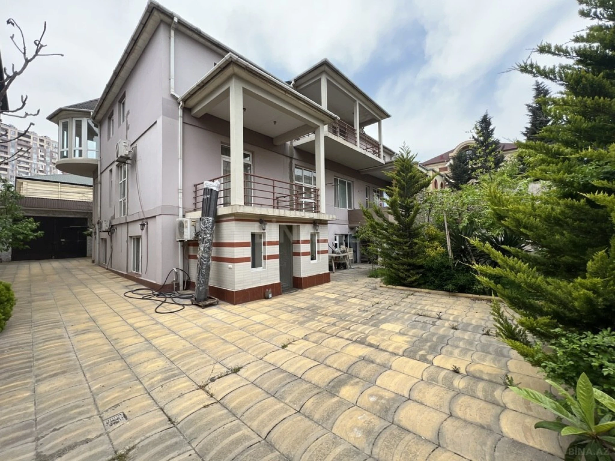 Satılır 10 otaqlı həyət evi 500 m²