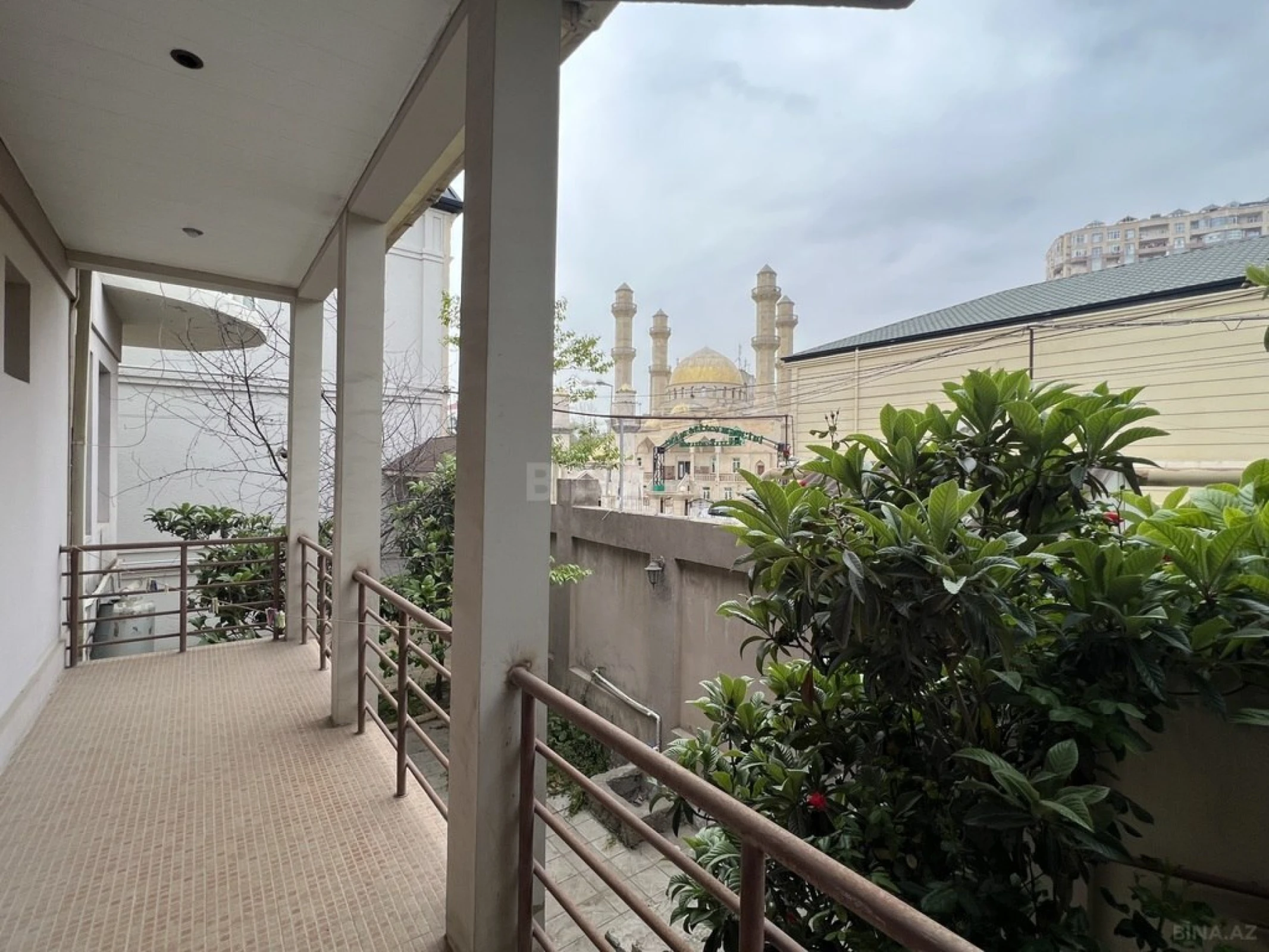 Satılır 10 otaqlı həyət evi 500 m²