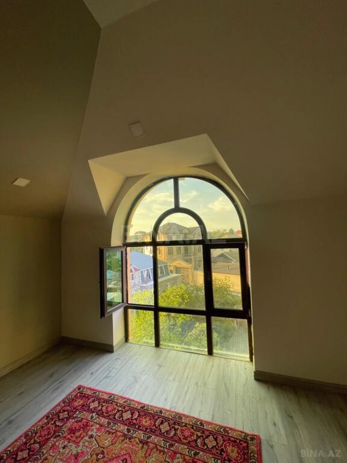 Satılır 7 otaqlı həyət evi 556 m²