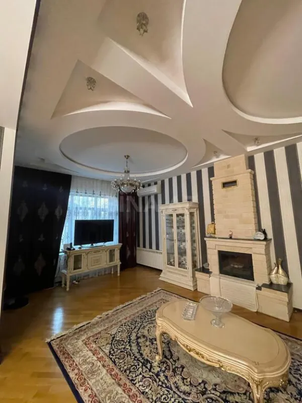 Satılır 7 otaqlı həyət evi 556 m²