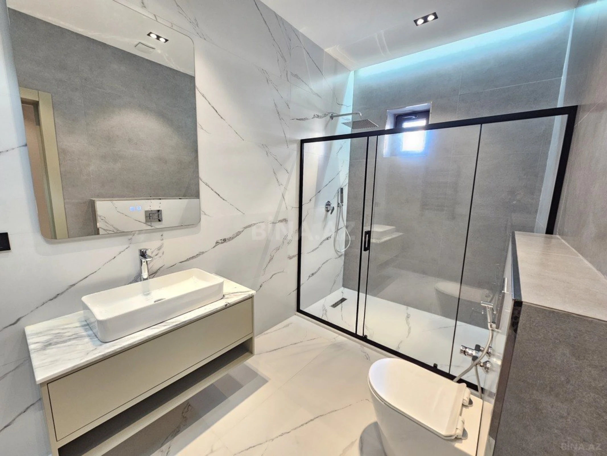 Satılır 5 otaqlı həyət evi 450 m²