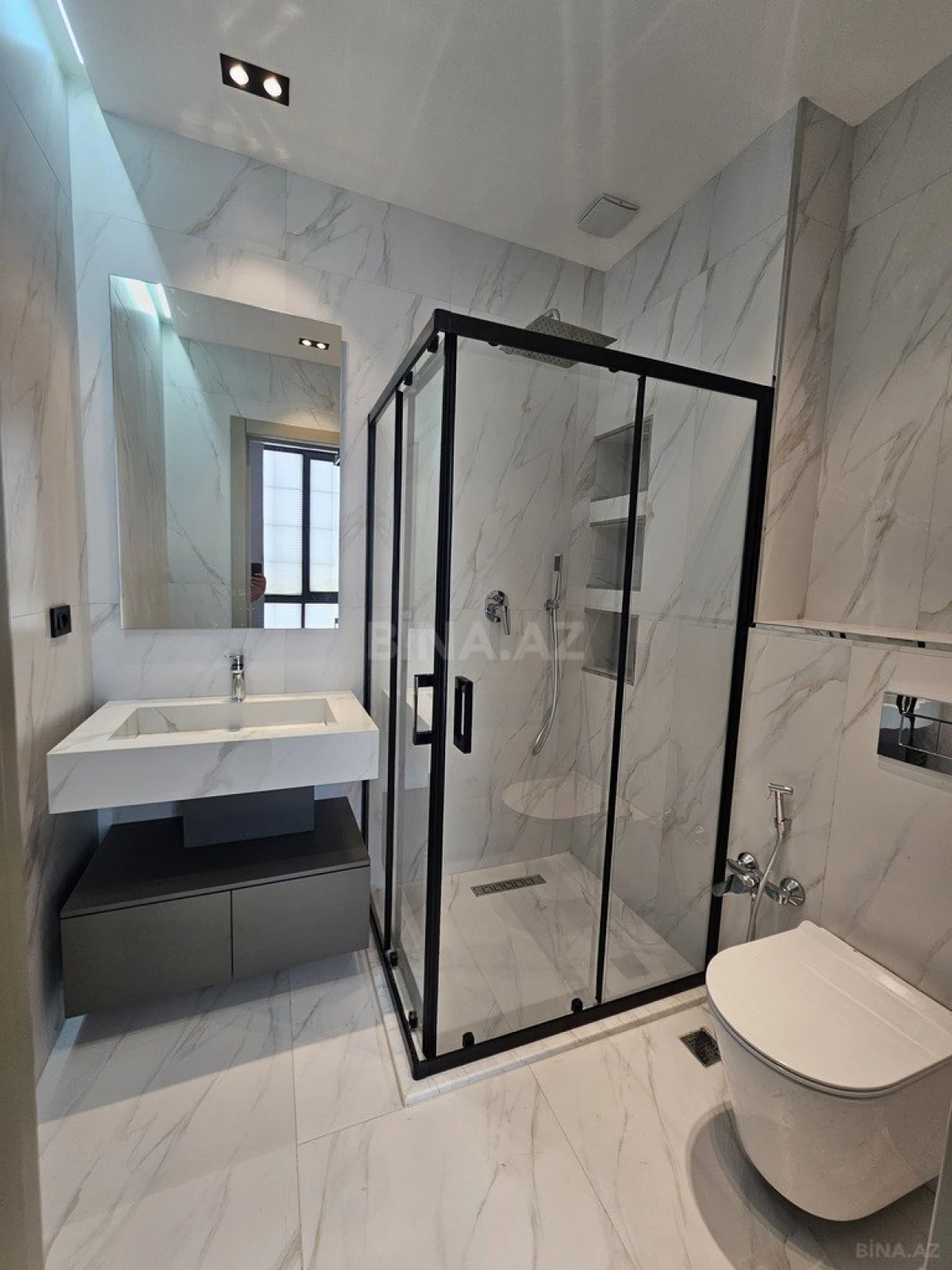 Satılır 5 otaqlı həyət evi 450 m²