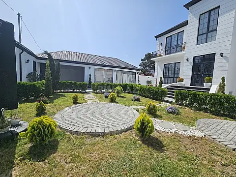 Satılır 5 otaqlı həyət evi 450 m²