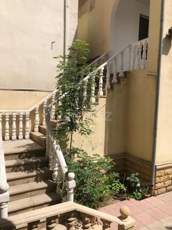 Satılır 12 otaqlı həyət evi 1000 m²